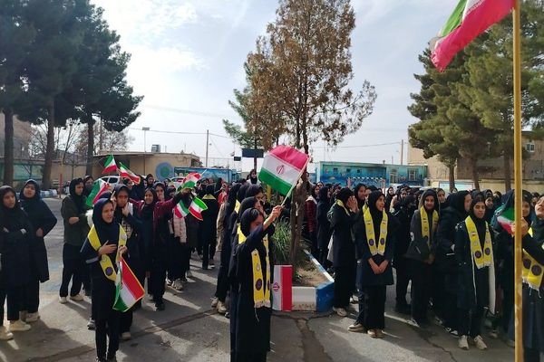گلبانگ زنگ چهل و هفتمین پیروزی انقلاب اسلامی در مدرسه شهید مجید دهنوی 