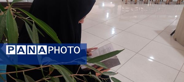 بازدید دانش‌آموزان دبیرستان امام حسین‌(ع) دوره دوم از کتابخانه عمومی شهر