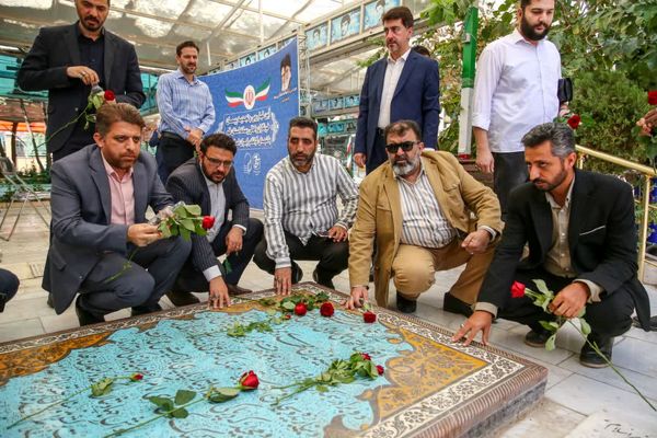 آیین غبارروبی مزار شهدا با حضور اصحاب رسانه در قم