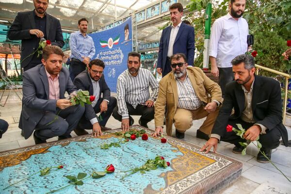 آیین غبارروبی مزار شهدا با حضور اصحاب رسانه در قم