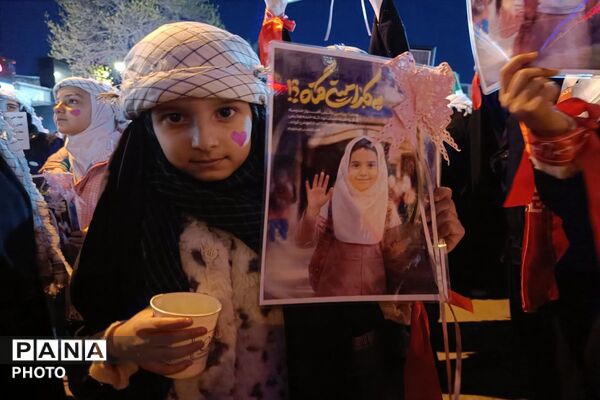 حضور دانش‌آموزان و نوجوانان در راهپیمایی شبانه اردبیل