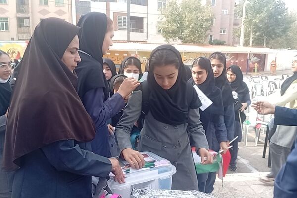 مراسم «جشن عاطفه‌ها» در دبیرستان عفاف ساوجبلاغ   