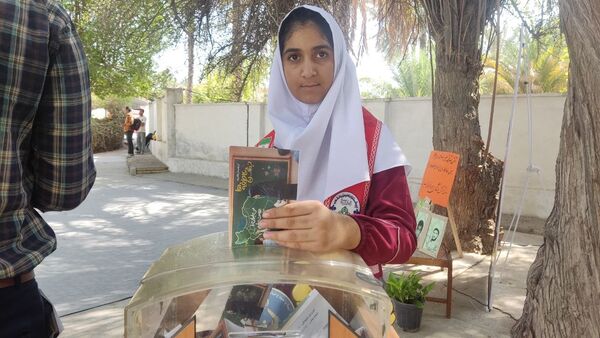 جشن عاطفه‌ها در دبستان مولوی فین؛ همدلی برای تداوم آموزش