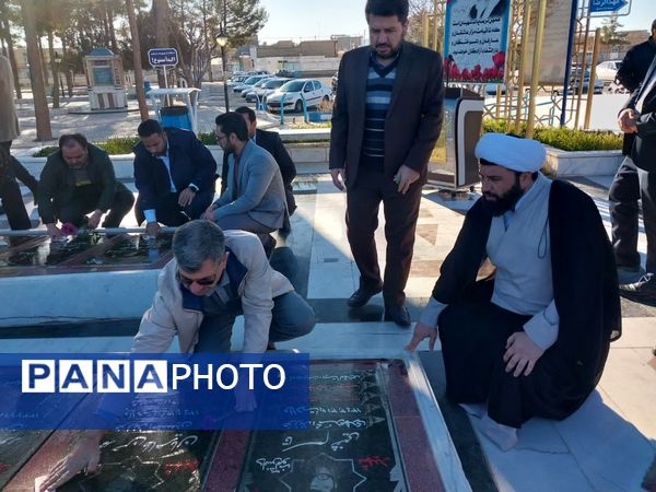 آیین غبارروبی و عطرافشانی گلزار شهدا زیارتگاه شهید مدرس (ره)  