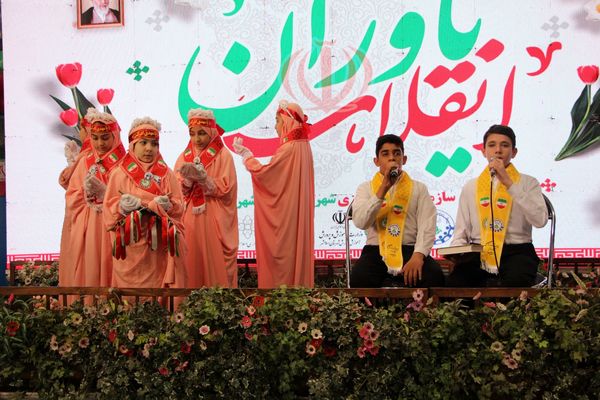 هم‌سرایی هزار نفری دانش‌آموزان یاور انقلاب در اسلامشهر