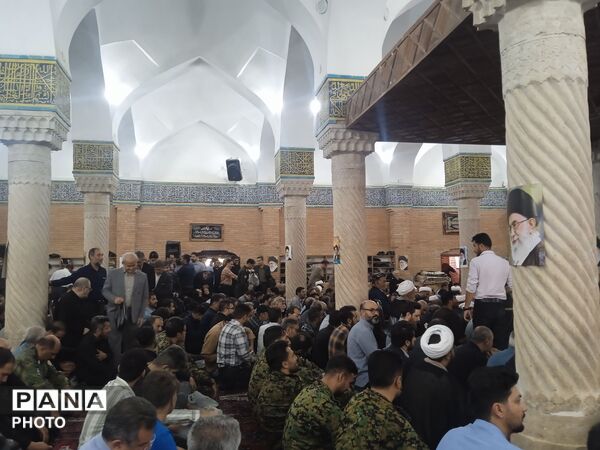 مراسم گرامیداشت رهبر شهید در مسجد جامع سنندج