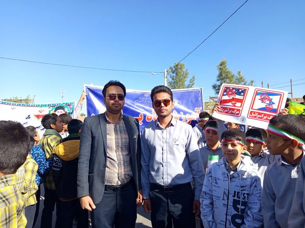 قدم‌های کوچک، ایمان‌های بزرگ؛ حضور باشکوه دانش‌آموزان دبستان برادران ابراهیمی‌نیا در ۱۳ آبان