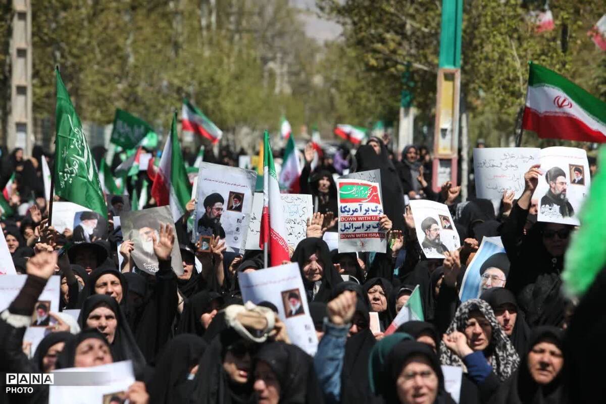 مردم نظرآباد با قلب‌هایی مالامال از عشق و وفا در سوگ رهبر شهید گردهم آمدند