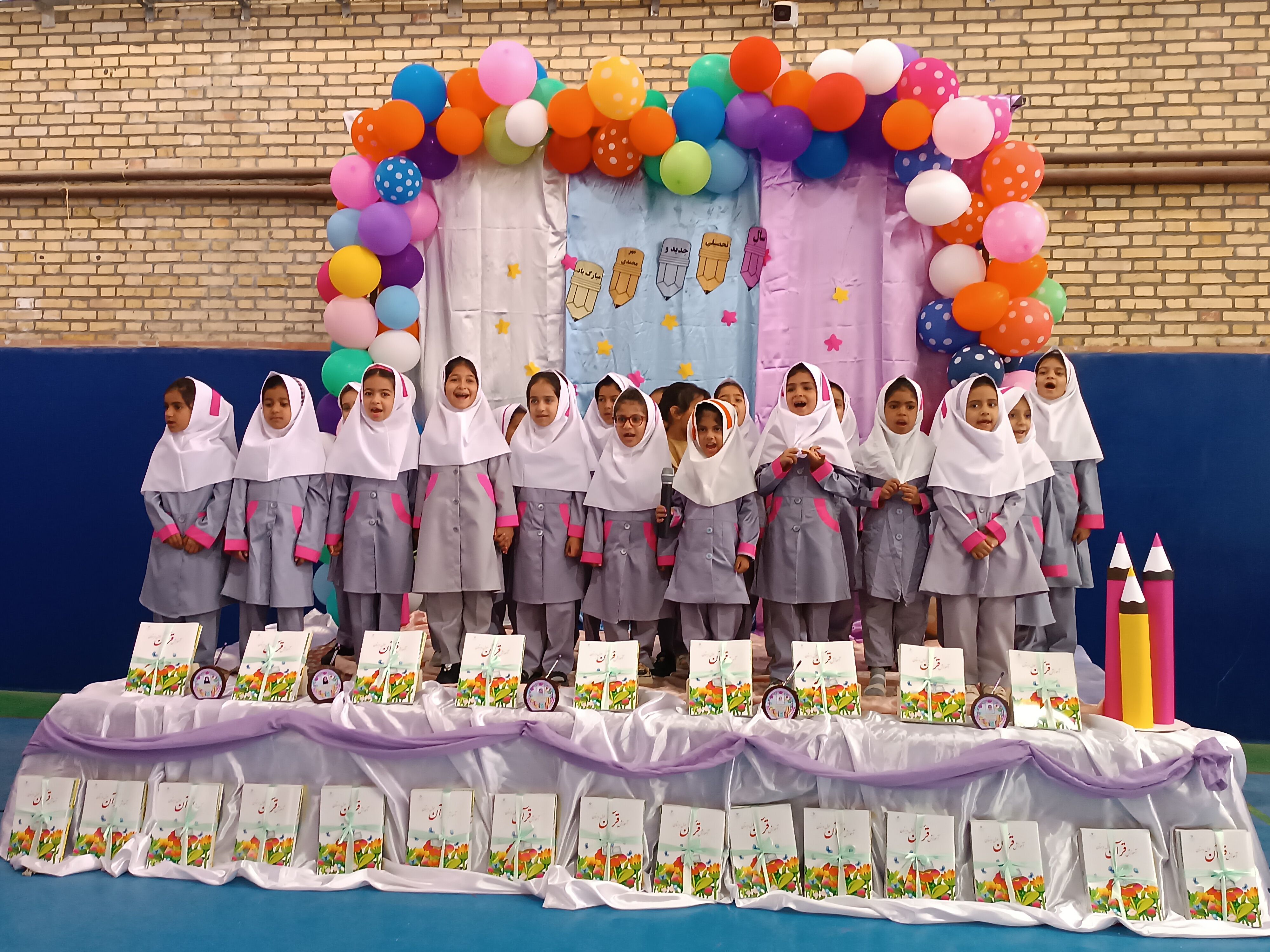 جشن شکوفه‌ها در دبستان زهره براتیان