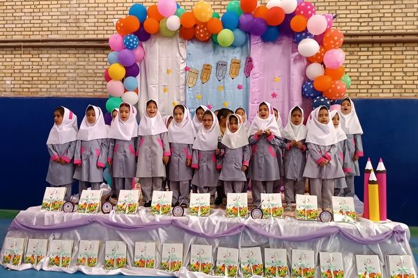 جشن شکوفه‌ها در دبستان زهره براتیان