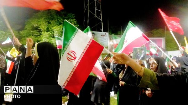 قلب‌های مردم به عشق وطن در چهار باغ خرم‌ آباد، برای ایران تپید