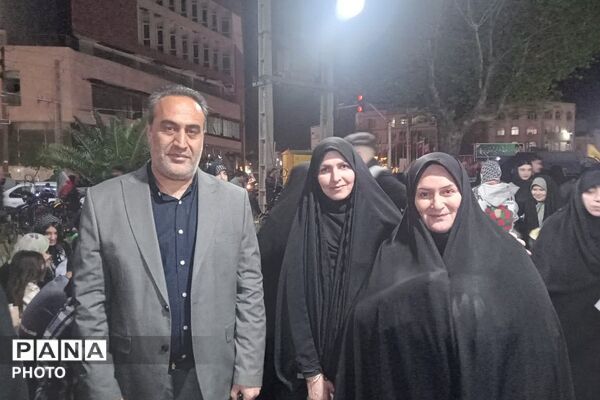 اهدای هدیه به دختران انقلابی دبستان حاتم ناحیه دو شهرری در میدان نماز 