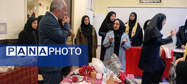 بازدید معاون آموزشی آموزش و پرورش خلیل آباد از بازارچه کار آفرینی جوانه های انقلاب