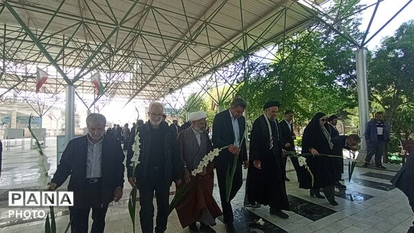 آیین غبارروبی گلزار شهدای شهرستان بروجرد و تجدید میثاق با آرمان‌های انقلاب و شهدای والامقام