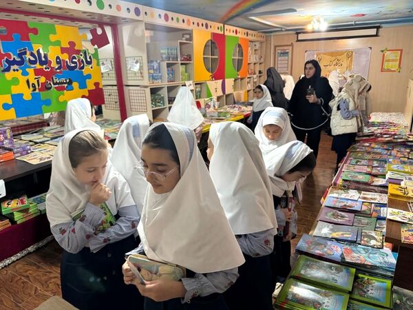 گرامیداشت هفته کتابخوانی در دبستان آوا 