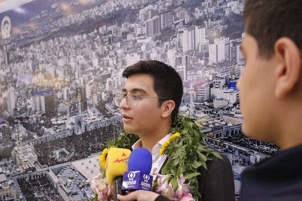 استقبال پرشور از دانش‌آموز مشهدی قهرمان المپیاد جهانی نجوم و اخترفیزیک
