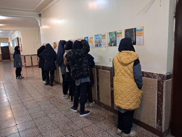 نمایشگاه سیار مدرسه‌ای با عنوان پیشگیری از اعتیاد 