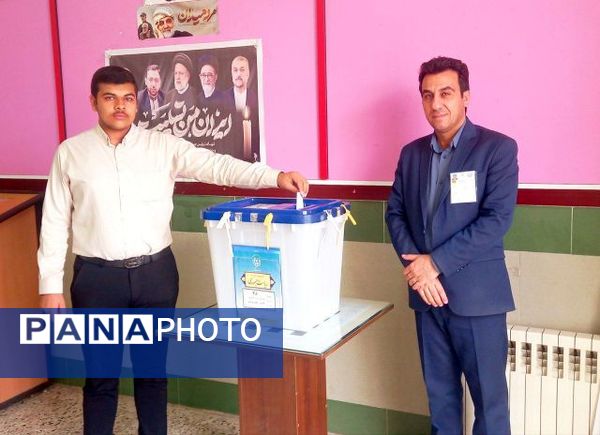 حضور پرشور مردم ولایت مدار کاشمر پای صندوق‌های رای