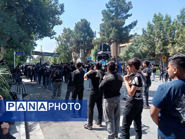 عزاداری ظهر  عاشورا در خیابان‌های شهر نیشابور 