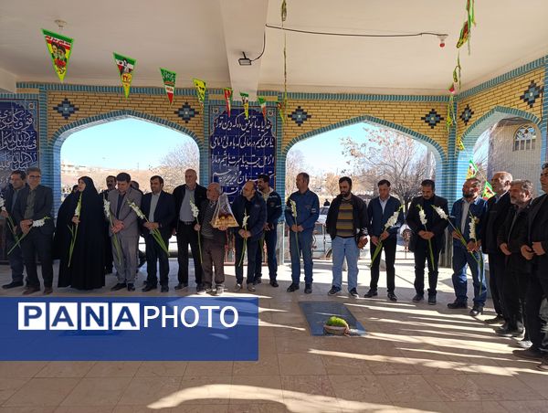 گلباران قبور شهدای شهر سفیددشت به مناسبت دهه فجر