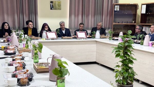 نمایشگاه آثار فرهنگی هنری و دست سازه‌های دانش آموزی در دبستان دخترانه فرهنگیان ۲