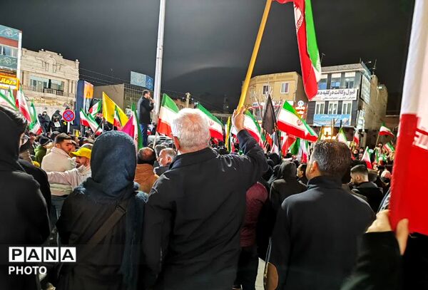  مردم میدان را پرقدرت حفظ کردند