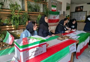 شور و رقابت دانش‌آموزان در انتخابات شورای مدرسه امیرکبیر رزن  