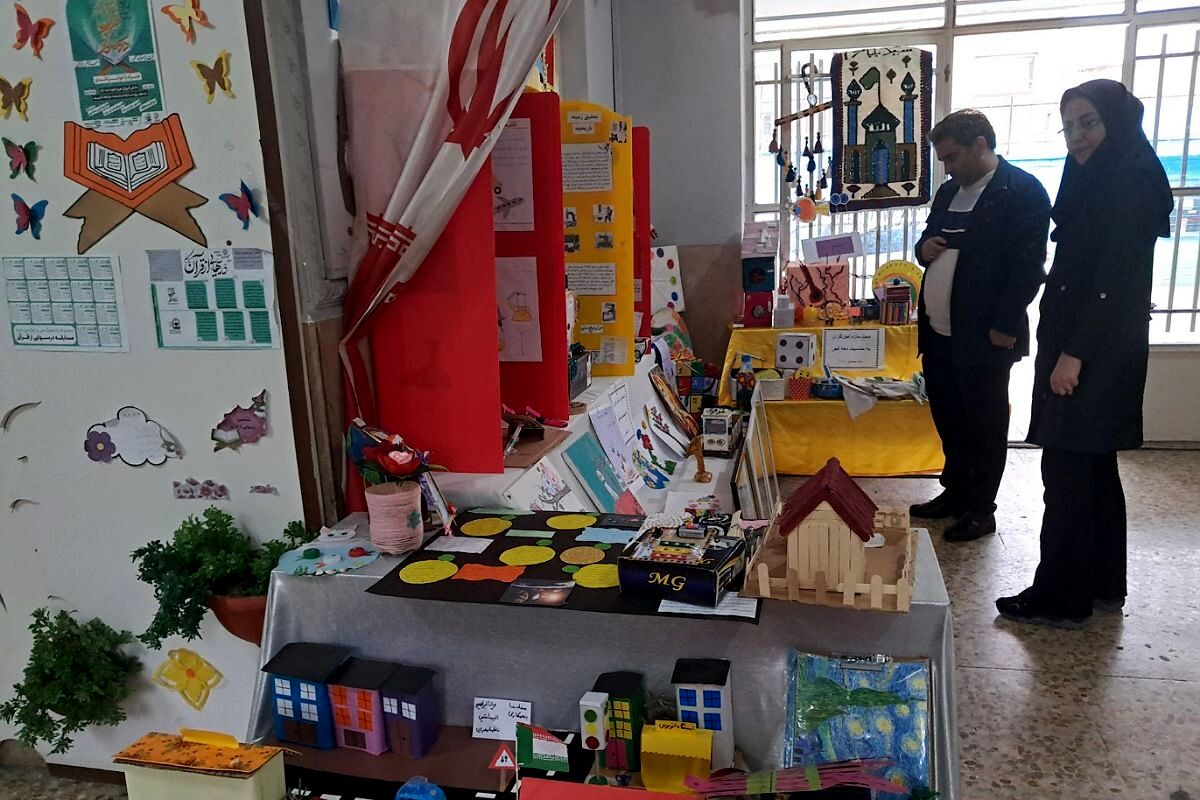 برپایی نمایشگاه دست سازه ها دانش آموزان وجشنواره غذامعلمان  درمدرسه شهیدمعظم