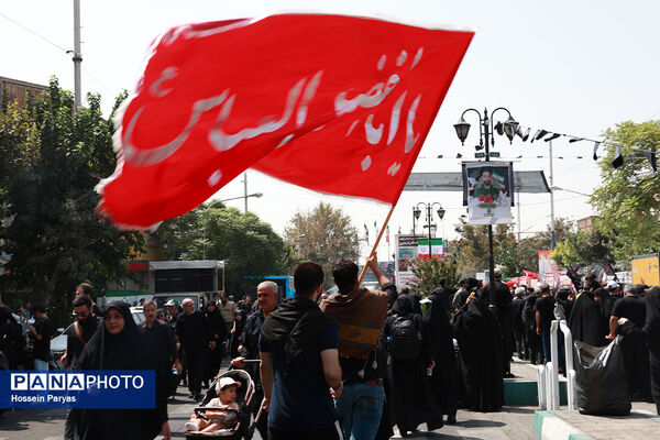 موکب «عشاق‌الحسین» سازمان دانش آموزی در راهپیمایی خانوادگی جاماندگان اربعین حسینی - تهران/ 2
