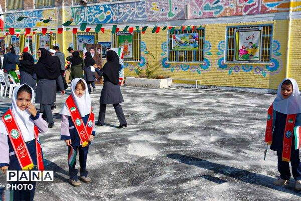 جشن شکوفه‌های کلاس اولی در دبستان فرهنگیان