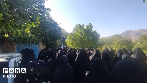 کاروان پیاده روی مردم روستای خاوه و جاماندگان کربلا در روز اربعین حسینی به سمت کربلای ایران 