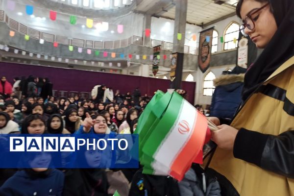 مدرسه شهید لطفی بهارستان‌دو میزبان جشن دهه فجر 