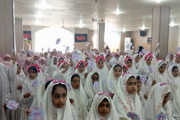 دانش‌آموزان دبستانی فین پیمان بندگی خود را جشن گرفتند