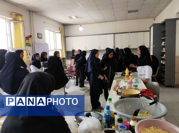 نمایشگاه هنرهای دستی هنرجویان هنرستان آفرینش منطقه رضویه 