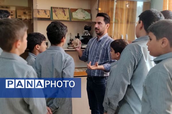 افتتاح آزمایشگاه دبیرستان پسرانه سید احمد خمینی(ره) به نام شهید عبدالحمید مینوچهر