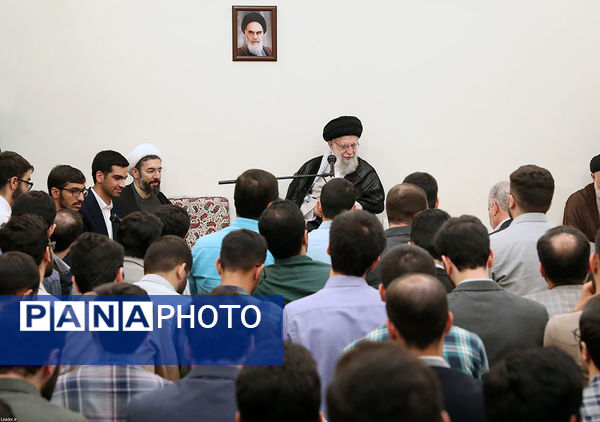 دیدار جمعی از مدال‌آوران المپیادهای دانش‌آموزی و دانشجویی با مقام معظم رهبری