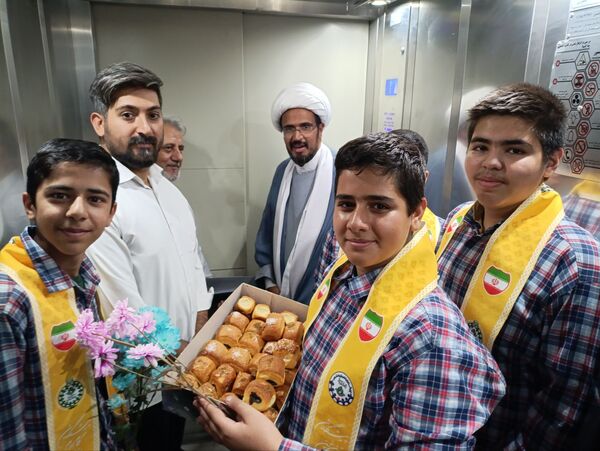 قدردانی پیشتازان دبیرستان باقریه از فرشتگان سفیدپوش در بیمارستان موسی بن جعفر(ع)