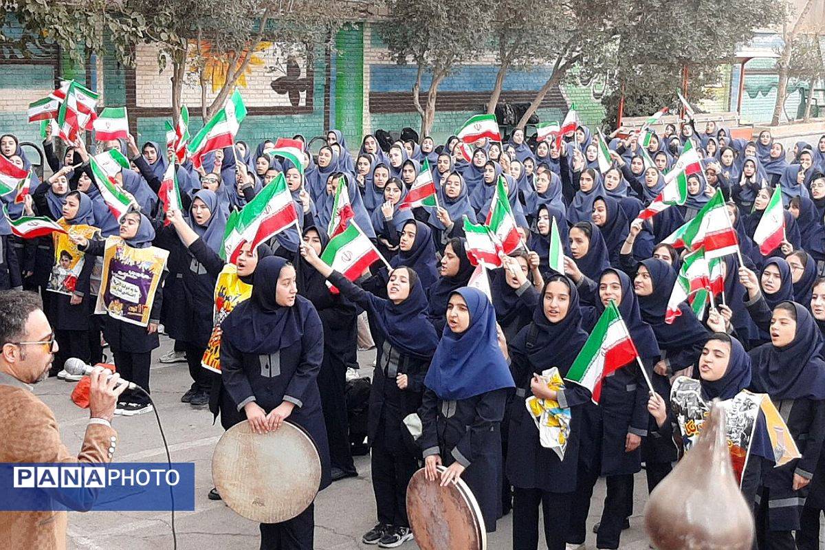 برگزاری جشن پرشور روز دانش آموز در دبیرستان شهدای هسته‌ای