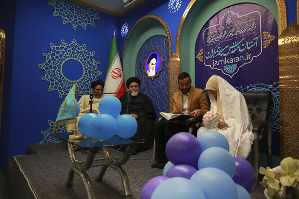 مراسم جشن ازدواج به‌مناسبت نیمه شعبان در مسجد جمکران