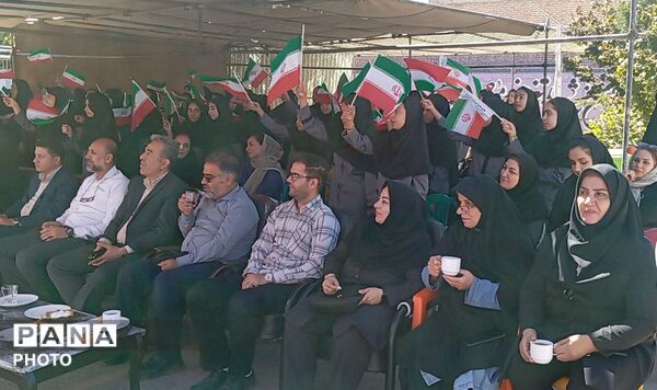 نواختن زنگ جوانه ها با یاد شهدای دانش آموز 