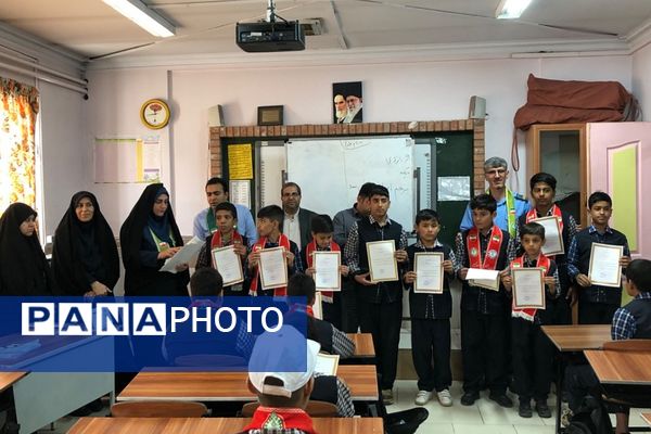 بازدید کشوری از دانش‌آموزان پیشتاز دبستان فولادفر ناحیه دو شهرری 