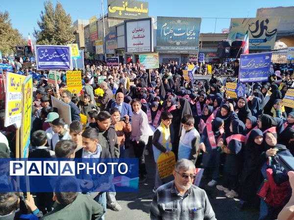 مردم کاشمر با گام‌های استوار در مسیر آرمان‌های انقلاب گام برداشتند 