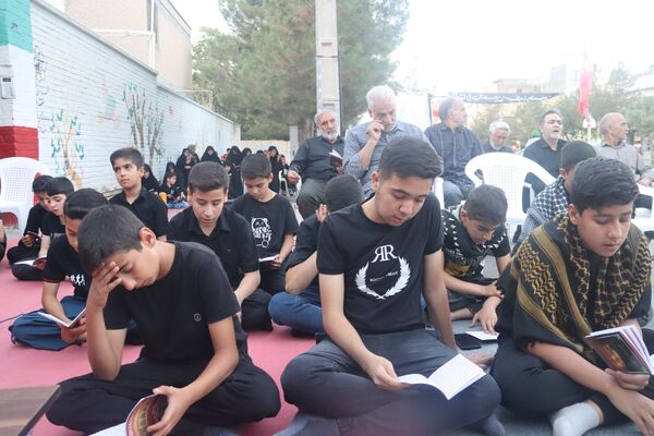 حضور پر رنگ نوجوانان در مراسم قرائت دعای زیارت عاشورا 