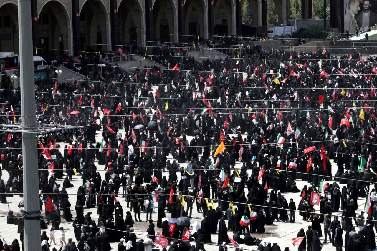 وداع با پیکر مطهر امام شهید در مصلای تهران