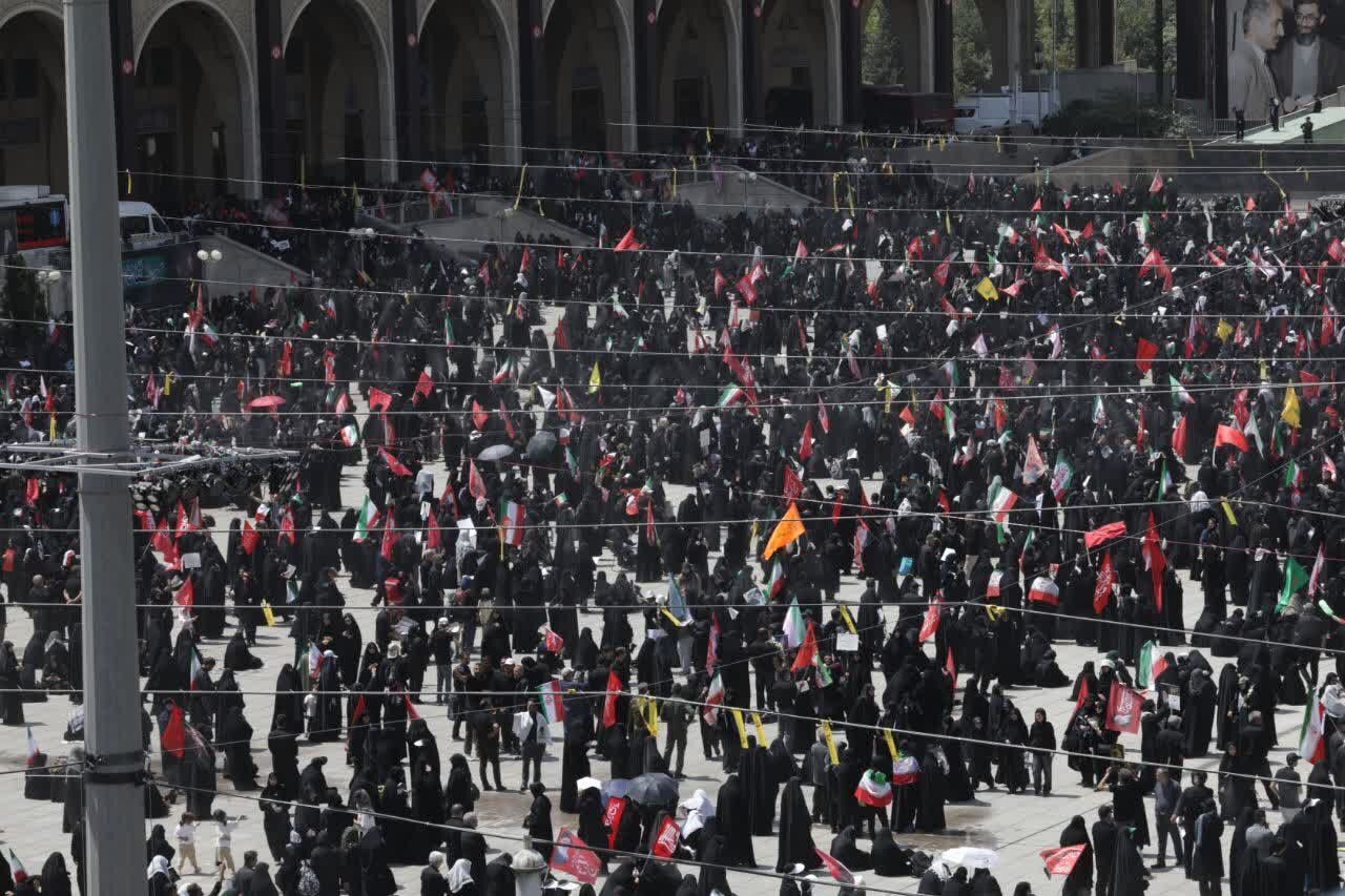 وداع با پیکر مطهر امام شهید در مصلای تهران