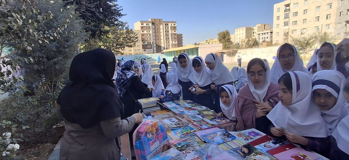 راه‌اندازی بازارچه خیریه مدرسه حجت بن‌الحسن ناحیه 2 کرج 