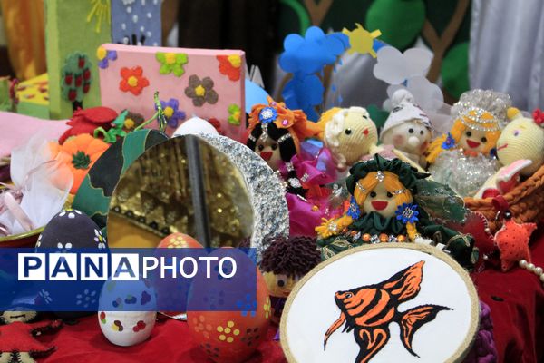 نمایشگاه دست‌سازه‌های هنرجویان هنرستان و کاردانش