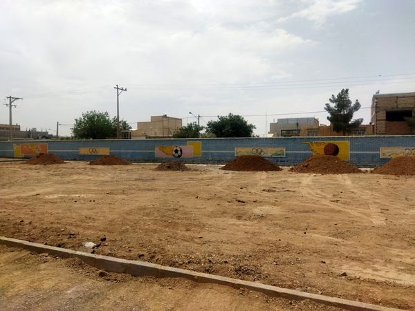 پیش رویی در ساخت چمن مصنوعی دبیرستان نمونه دانش کاشمر