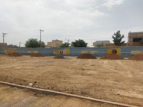 پیش رویی در ساخت چمن مصنوعی دبیرستان نمونه دانش کاشمر