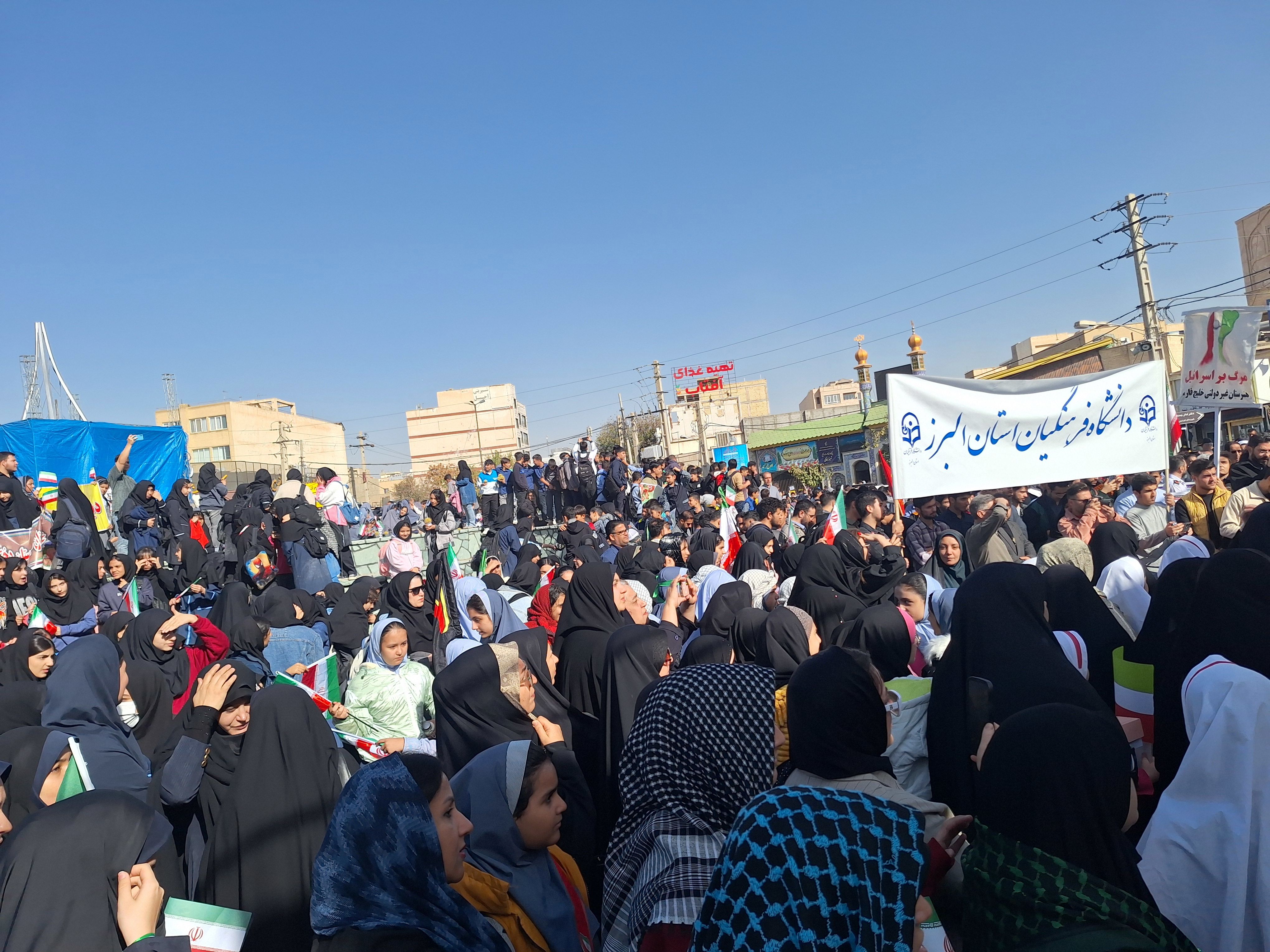 دانش‌آموزان با شور و شعور انقلابی در راهپیمایی ۱۳ آبان فردیس حضور یافتند